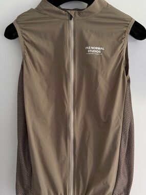 Pas Normal Studios Men’s Sleeveless Cycling Vest/Gilet in Taupe